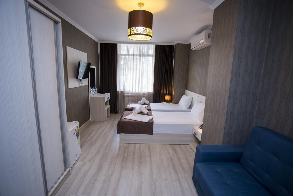 Batus Hotel Batumi Bagian luar foto