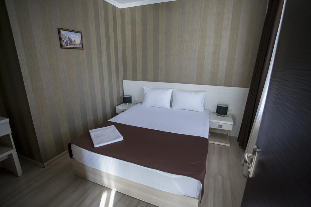 Batus Hotel Batumi Bagian luar foto