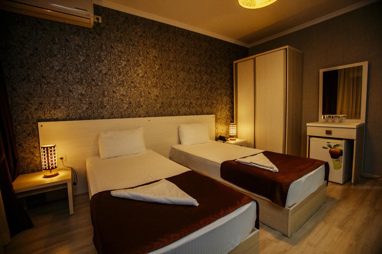 Batus Hotel Batumi Bagian luar foto