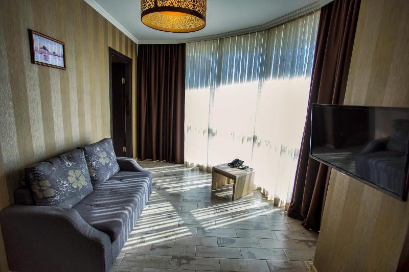 Batus Hotel Batumi Bagian luar foto